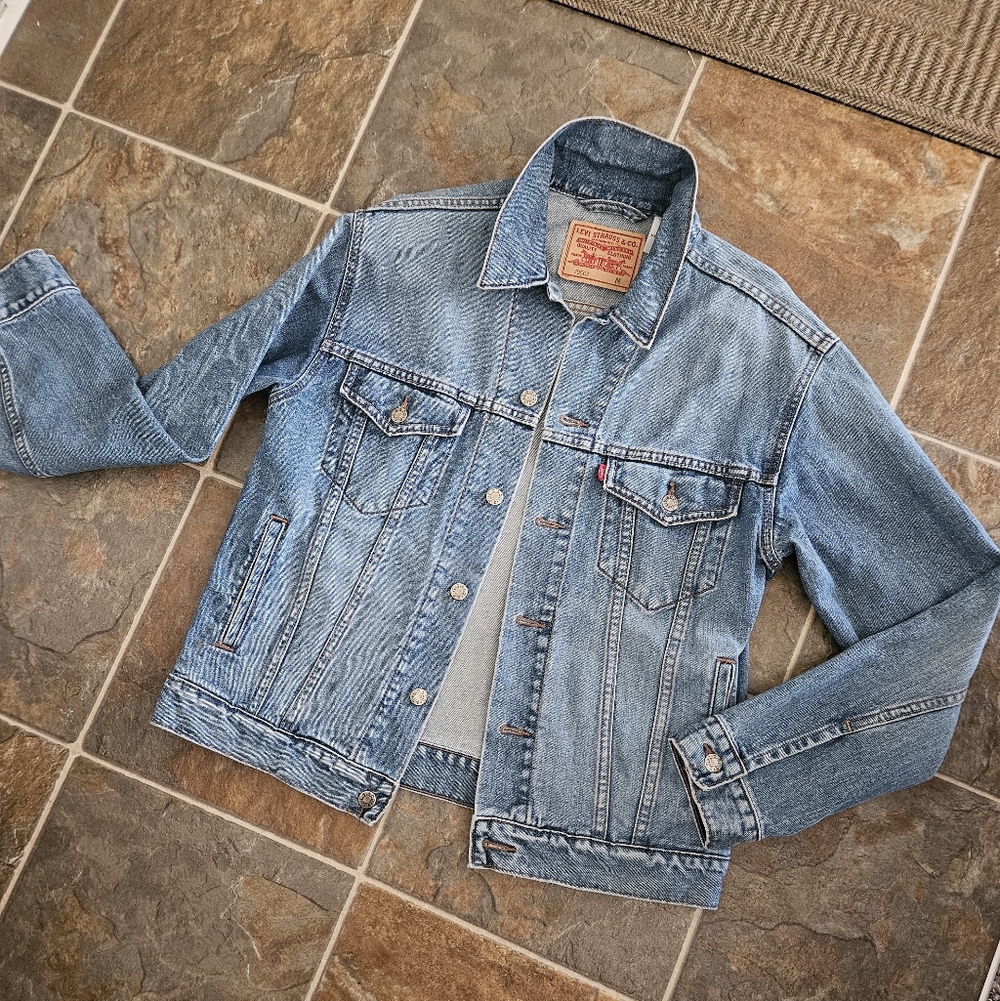 Levi's Light Blue Vintage-Style Denim Jacket - Picture 8 of 9
